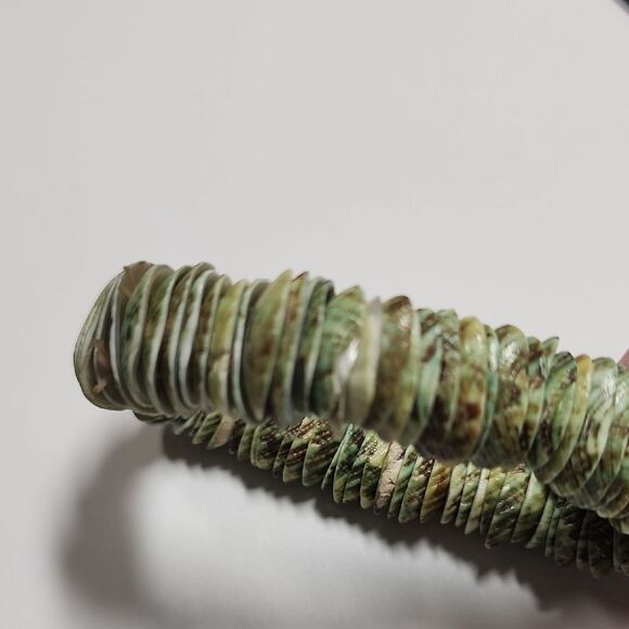 Elegant Green Shell Bracelet - Picture 2 of 3